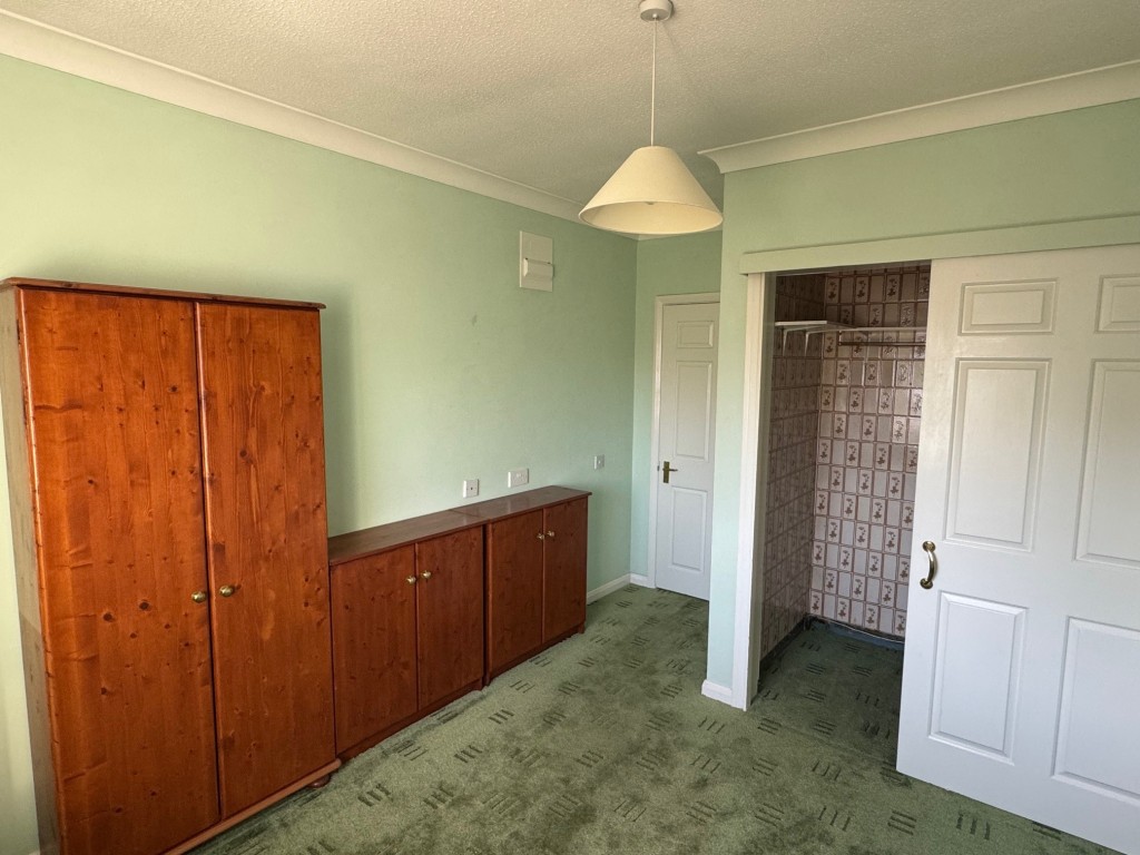 Lot: 174 - TWO-BEDROOM FLAT FOR OVER 55 YEAR OLDS - ALLOCATED PARKING SPACE - The Main Bedroom